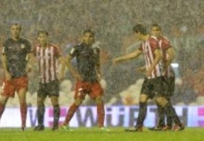 San Mamés presencia una lluvia de agua y de goles 'athleticos' en la portería de un bochornoso 'Pupas' (3-0) 