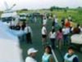 Los asambleístas realizan el abrazo simbólico al Río Uruguay