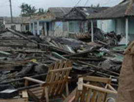 Los disturbios de esta noche en Francia dejan al menos una treintena de policías heridos, uno de ellos de bala