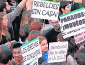 Vuelve a salir el Sol para el 15-M: cientos de 'indignados' se unen en el centro de Madrid