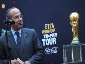 Numerosos amigos y familiares acompañan a los padres de Marta