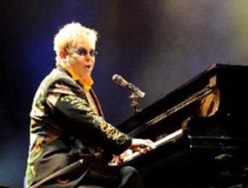 Elton John se convierte en padre