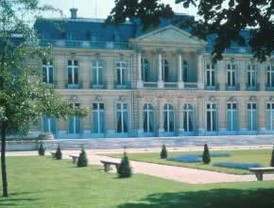 Pajín dice que no cobra 15.000, sino 5.000 euros