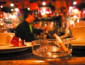 Facua presenta en Sevilla su primera denuncia por la Ley Antitabaco