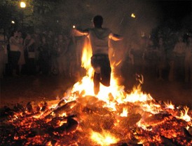 Le denuncia por agresiones y palizas 'descomunales' durante los 18 años