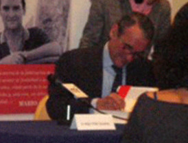 Mario Conde firma ejemplares de su libro 'Los Días de gloria' en Valladolid