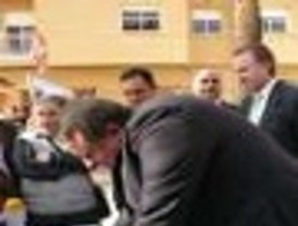 Bernabé envía 100 cartas acompañadas del libro 'Portmán, década de los 70' para exigir la regeneración de la bahía