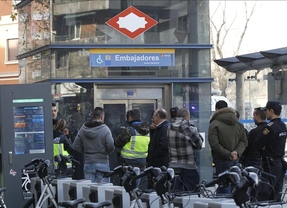 Muere un policía arrollado por un tren en Madrid tras ser empujado por un hombre  