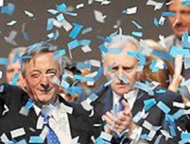 Unos presupuestos para la crisis, dice Solbes, al que la oposición califica de poco realista