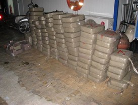 Intervienen más de 1.000 kilogramos de hachís en Torrox que eran transportados en dos embarcaciones