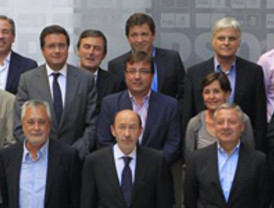 Blanco, atrincherado en la reforma bipartita, provoca aún más a CiU, rechazándola de plano