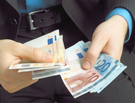 Aguirre vuelve a ser 'traicionada' por los micrófonos que la pillan reconociendo que dice 'barbaridades'