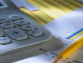 Lorenzo se cayó liderando la carrera y le regala la victoria (y casi el Mundial) a Rossi