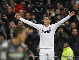 Ronaldo, también con doblete, salva a un Madrid que tardó mucho en imponerse al Valencia (2-0)