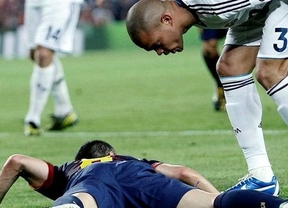 Rebrota la polémica: Iniesta todavía se siente "ofendido" por Pepe, que le acusó en el clásico de "teatrero"