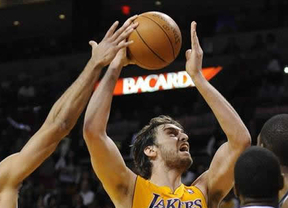 Los Lakers se aferran a un extraordinario Pau Gasol y por fin logran meterse en los 'play off'