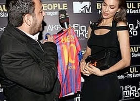 Irina, la novia de Cristiano Ronaldo, toda una 'caballera': no cortó una camiseta de Messi