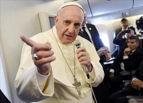 El Papa irrumpe con polémica en el debate sobre la libertad de expresión tras el ataque a 'Charlie Hebdo'