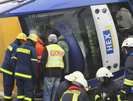 Cuando menos fallecen diez personas en un choque de trenes en Alemania