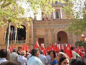 UGT-A y CCOO-A se concentran ante las sedes del Gobierno y anuncian 'una conflictividad generalizada'