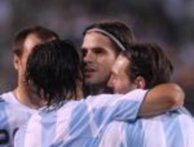 Basile feliz por tener a Messi y al Kun Agüero