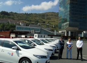 Toyota entrega una flota de 13 Auris híbridos a la Autoridad Portuaria de Bilbao 