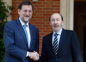 Mini-acuerdo entre Rajoy y Rubalcaba para acudir a la Cumbre Europea con imagen de unión