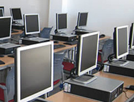 Una treintena de manifestantes llama 'morosos' a los hosteleros de Cantabria