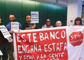 Se encierran en una sucursal de Bankia para impedir un desahucio