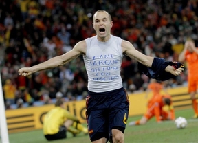 Iniesta revive "momentos muy especiales" al jugar en el campo que dio el Mundial a España
