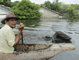 Correa visita Colombia para entregar 7 toneladas de alimentos