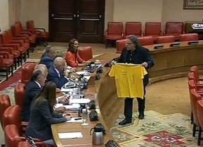 Tardá le regala una camiseta independentista a Margallo