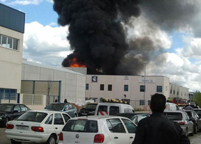 Una persona, evacuada al hospital por el incendio en el polígono de SEPES de Cuenca