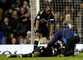 El jugador Muamba ya 'respira por sí mismo y reconoce a sus familiares'