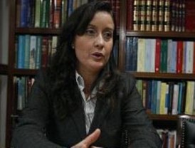 La joven Najwa asiste a su nuevo instituto por primera vez y acompañada de sus padres