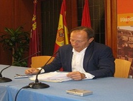 Moya-Angeler dice que miestras el PSOE 'echa mano de la demagogia, en el Ayuntamiento trabajamos para seguir ahorrando'