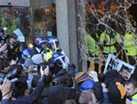 Una revuelta estudiantil aplasta la sede de los 'tories' británicos