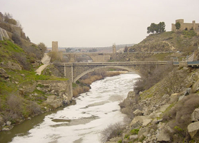 El Tajo saturado de espumas a su paso por el Puente de Alcántara (Toledo)