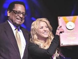 Shakira recibe premio a la Artista del Año 2011