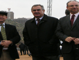 El delegado del Gobierno y el alcalde de Alhama en la reconstrucción de la torre del Homenaje