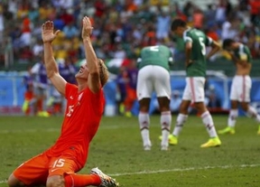 México se suicida en cinco minutos trágicos: Holanda remonta en la recta final con goles de Sneijder y Huntelaar de penalti (1-2) 