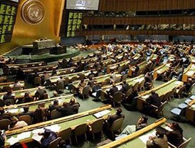 España aprovecha un regalo griego para reeditar su título de campeona de Europa sub-19