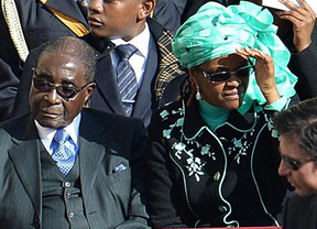 Visitantes incómodos para el Papa: fue Mugabe, y burlando una prohibición internacional