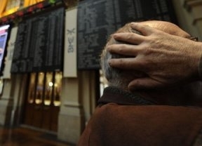 El Ibex cae en picado un 3,4% hasta los valores más bajos desde que comenzó la crisis