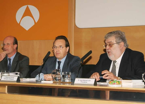 El presidente de Atresmedia, José Manuel Lara (d) junto al consejero delegado de esta empresa, Maurizio Carlotti (c), en una Junta de Accionistas. 