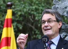 Mas alerta de una campaña del Estado contra Jordi Pujol y su hijo Oriol es ovacionado en el partido