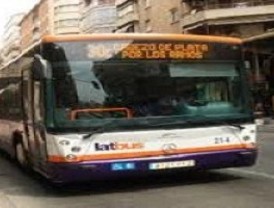 El Unibono-Bus recorre 50 pedanías para atender la demanda de las nuevas tarjetas que permiten viajar sin límites
