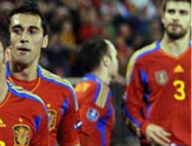 No pasa nada, tenemos a Iniesta y Villa: España sufre pero remonta (2-1)