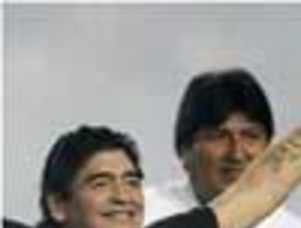 Maradona juega un partido con Evo en Bolivia