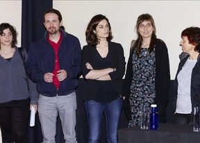 De derecha a izquierda: Tania González, Pablo Iglesias, Clara Serra, Bibiana Medialdea y María Pazos (EFE) 